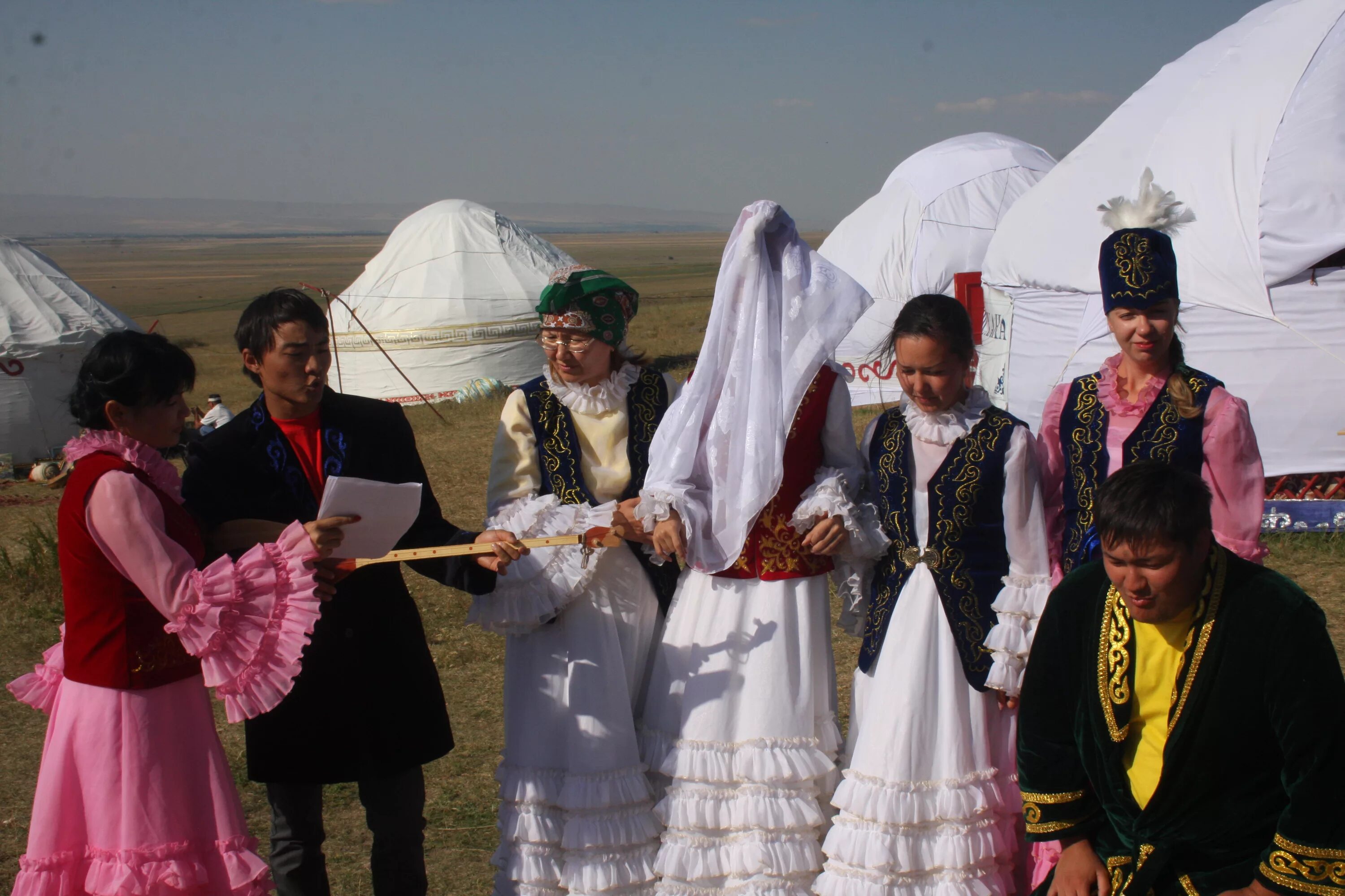 Kazakh traditional. Казахские традиции беташар. Традиции и обычаи казахского народа. Свадьба в Казахстане. Традиционная казахская свадьба.