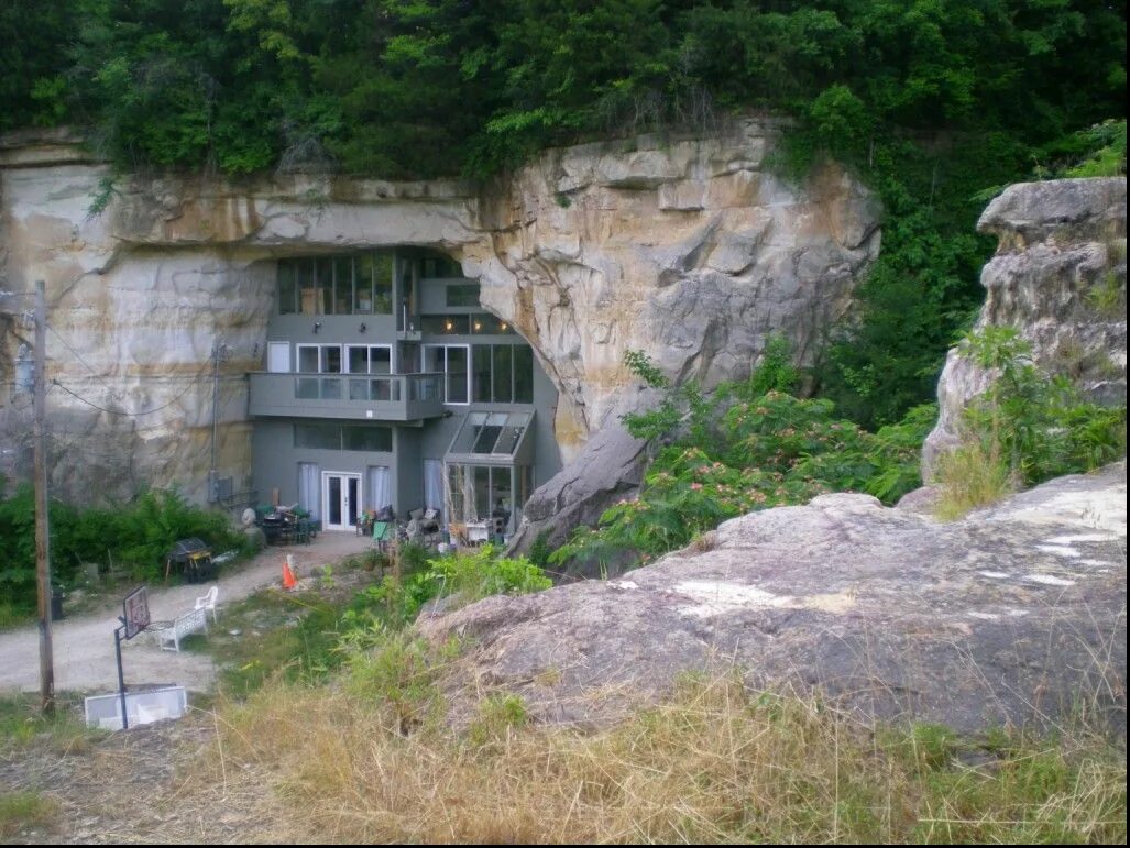 Cave home. Дом в пещере Фестус, Миссури. Саид Амиров дом в скале. Бункер в скалах. Дом в пещере.