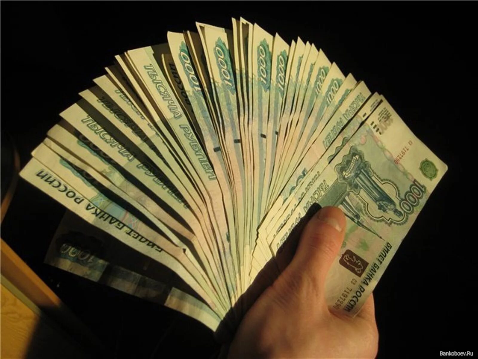 Зарплата миллион рублей. Деньги в руках. Пачка денег в руках. Много денег в руках. Фотография денег в руках.