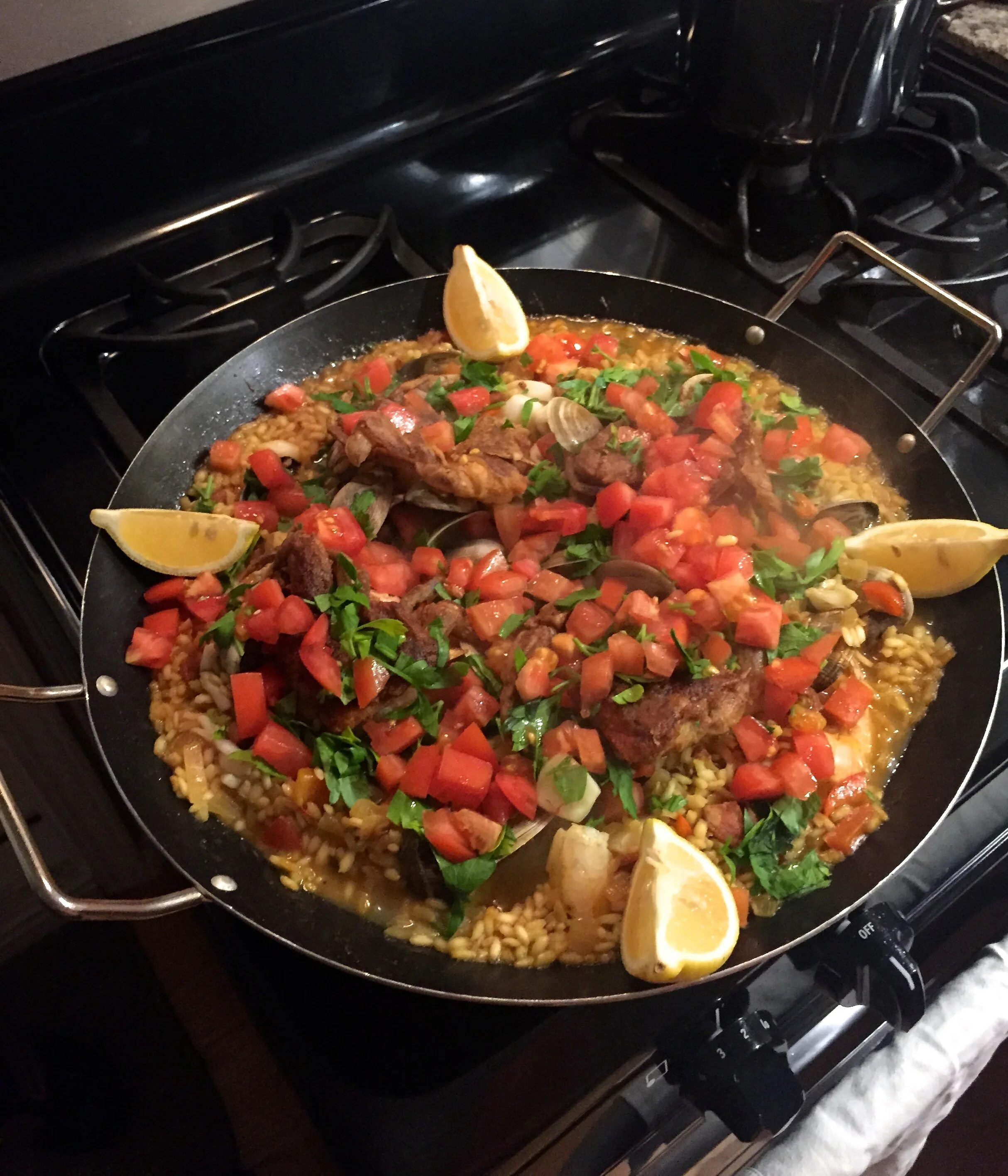 Паэлья с говядиной РЖД. Паэлья в РЖД. Мясная паэлья ЭЛЬФАЕГО. Гаспачо и паэлья.