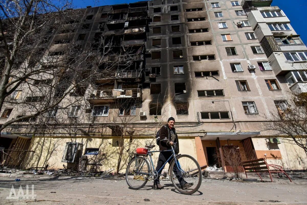 Окраина города. Дом среди многоэтажек. Разрушенные города России. Мариуполь многоэтажки.