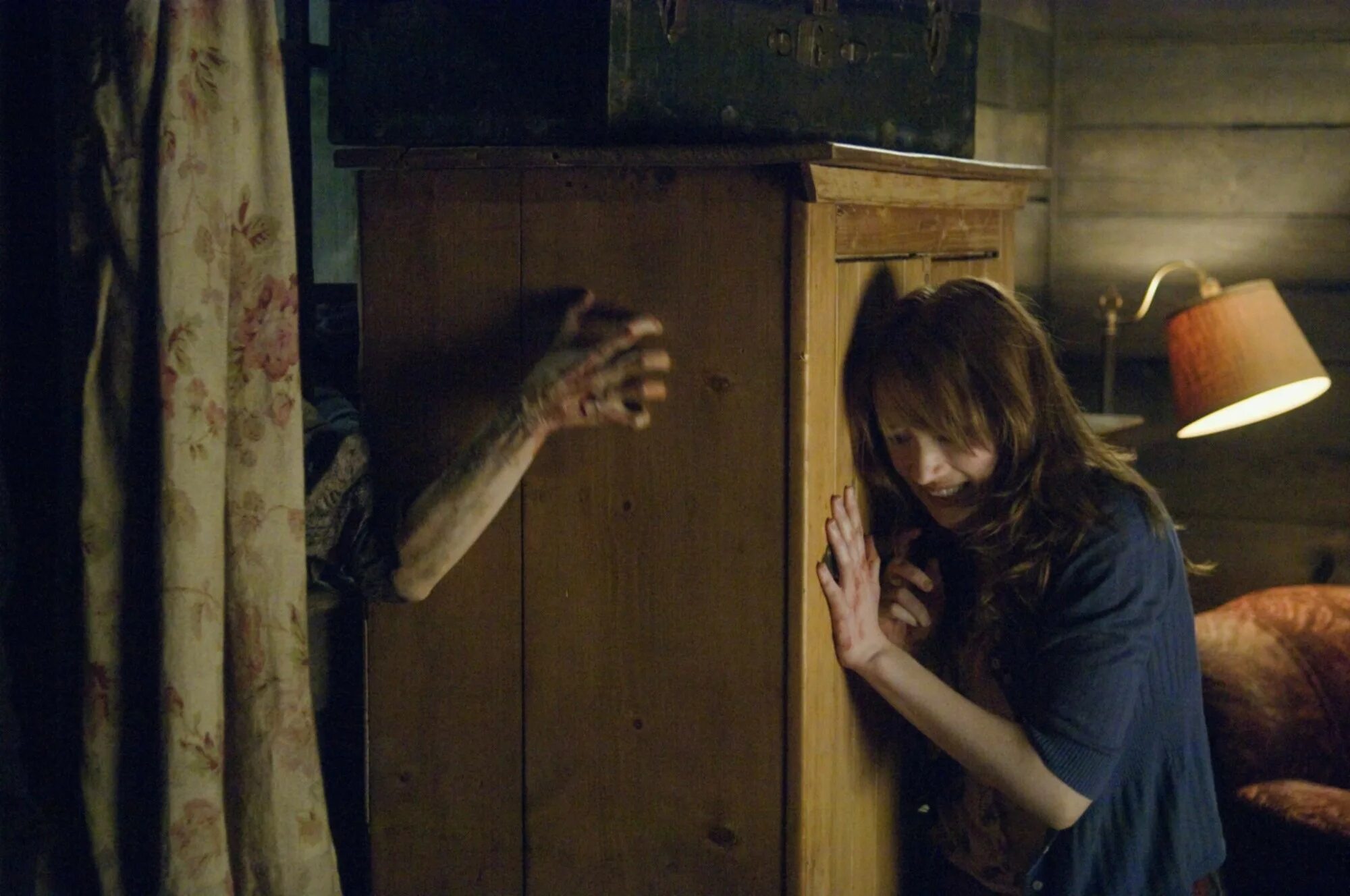 Хижина в лесу \ the Cabin in the Woods (2012). Хижина в лесу 2011 монстры. Девушка сбежала от маньяка