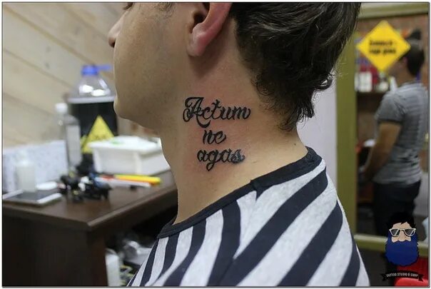 Надписи на шею мужские. Татуировки на шее. Tatoo nadpis na Shee. Тату на шее надпись. Татухи на шею мужские.