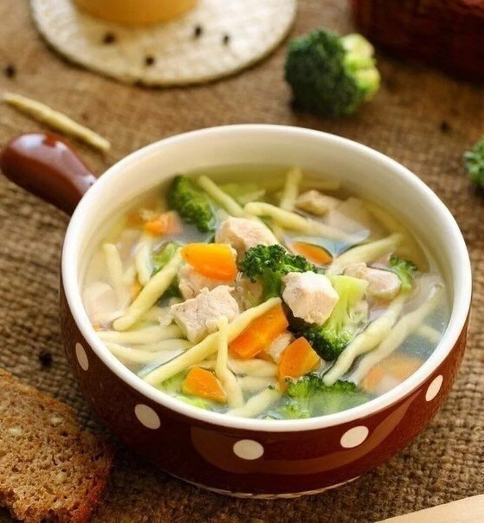 Рецепты супов без курицы. Куриный суп с брокколи. Овощной суп с брокколи. Овощной суп с курицей. Суп овощной диетический.