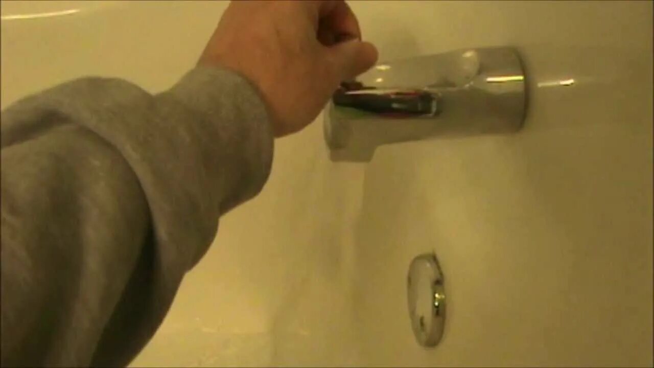 Peter how to fix the tap. Broken shower faucet. spout for bathroom faucet туго поворачивается. broken shower.