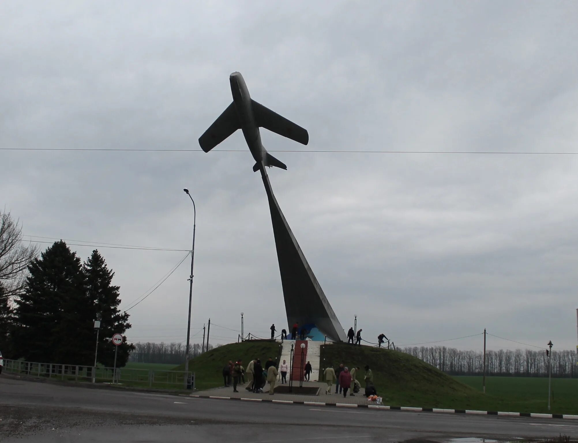 Самолет памятник в ст. Ленинградской Краснодарского края. Памятник самолет станица Ленинградская. Памятник самолет в станице Калининской Краснодарского края. Памятник самолета в станице Кущевская.