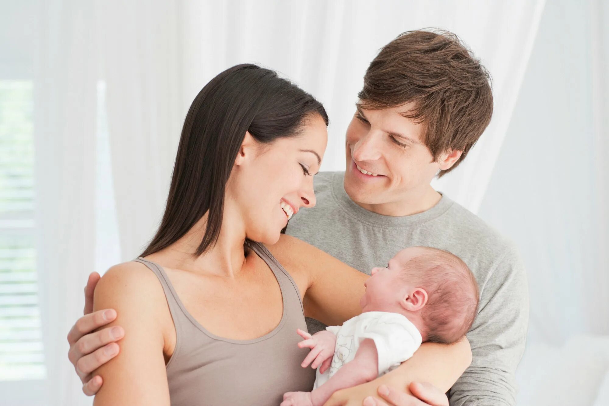 Mom and father. Молодые родители. Родители и дети. Семья с младенцем. Родители с младенцем.