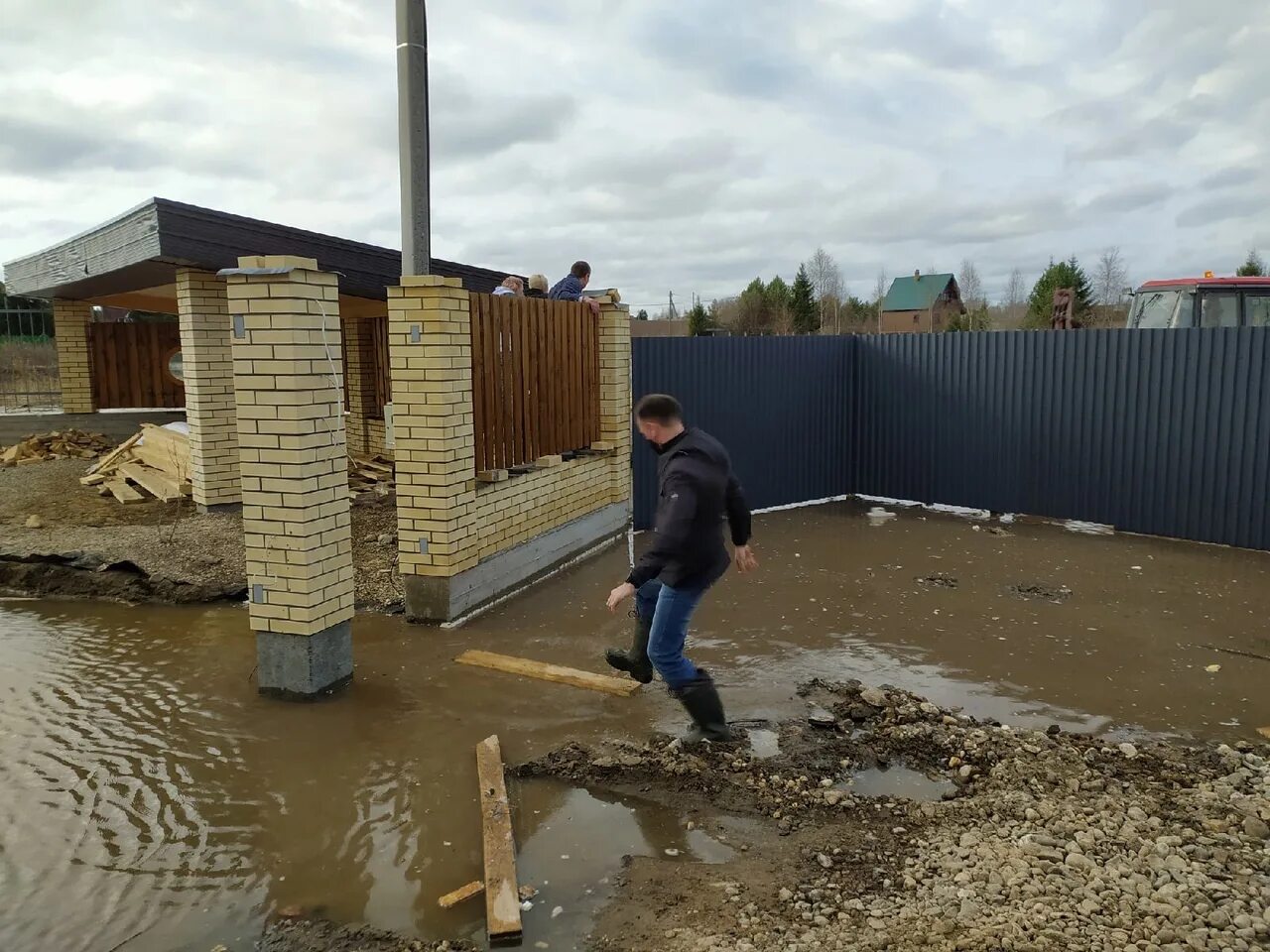 В каких районах подтопление. Сосновый берег Вологда затопило. Тошня река Вологда. КП Сосновый берег Вологда. Сосновый берег Вологда коттеджный поселок затопило.