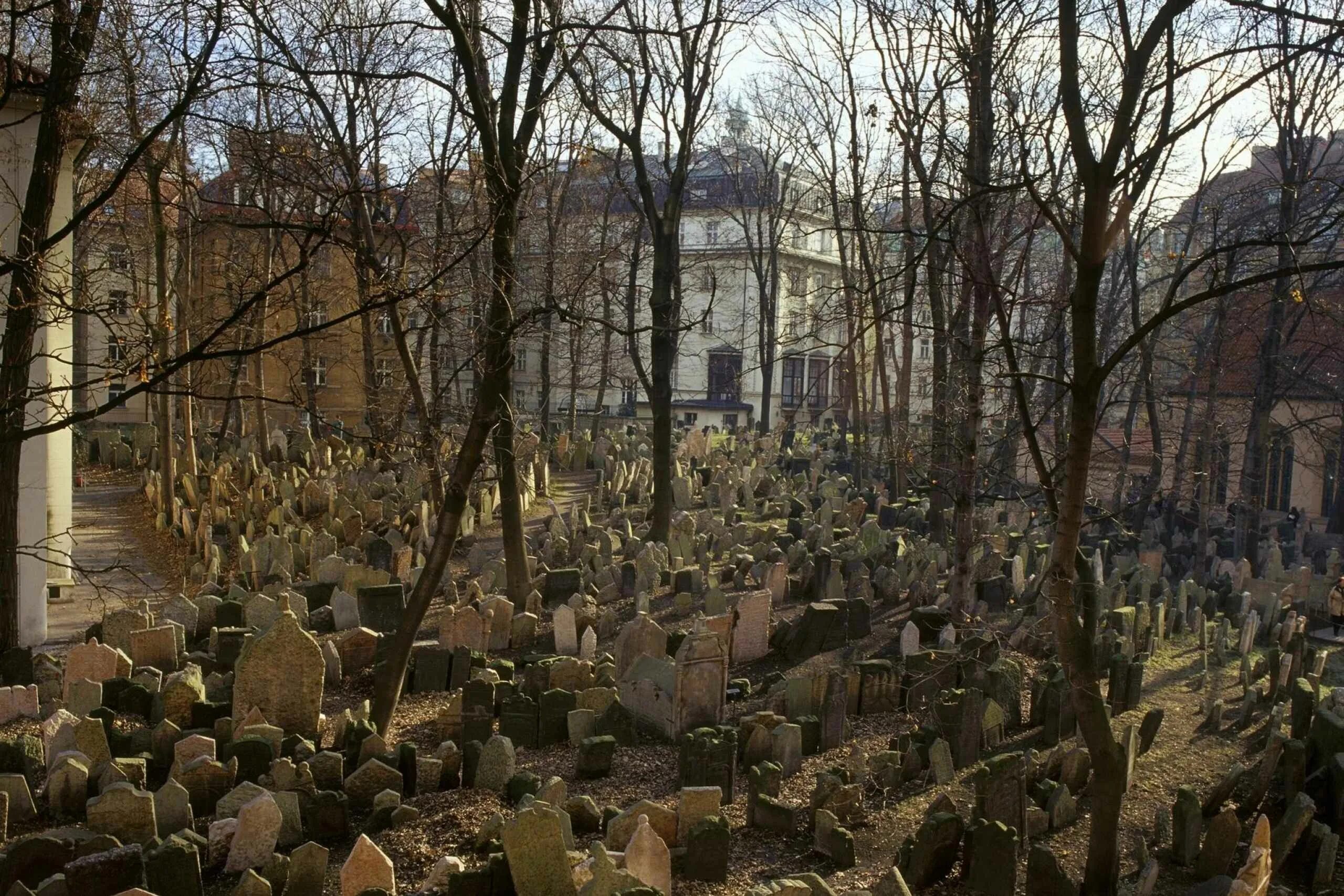 Кладбище нет мест. Старое еврейское кладбище прага. кладбище в еврейском квартале в праге. пражское еврейское кладбище. старинное еврейское кладбище в праге.