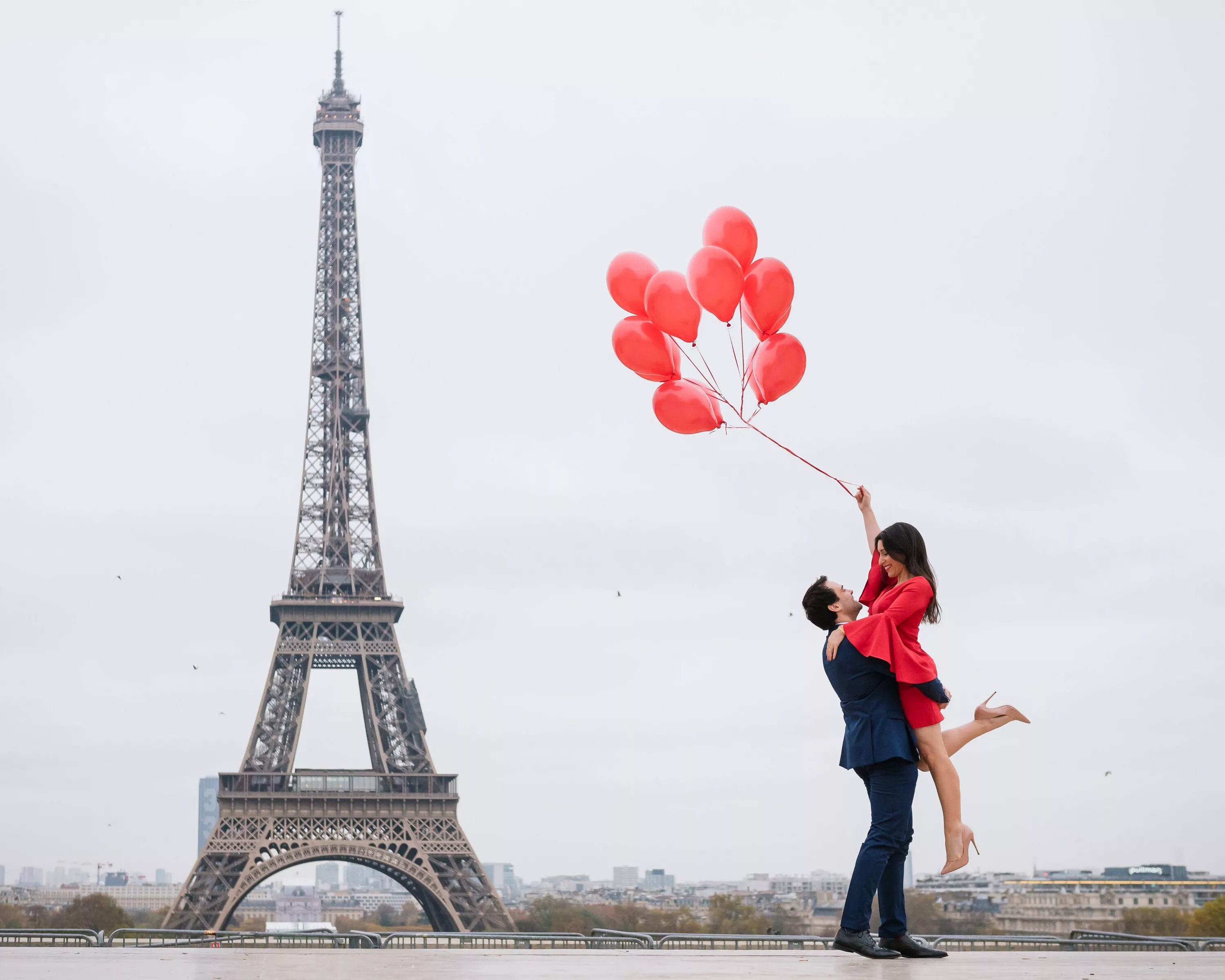 Шарами парижа. Влюбленные в Париже. На фоне Эйфелевой башни. Франция романтика. Влюбленная пара на фоне Эйфелевой башни.