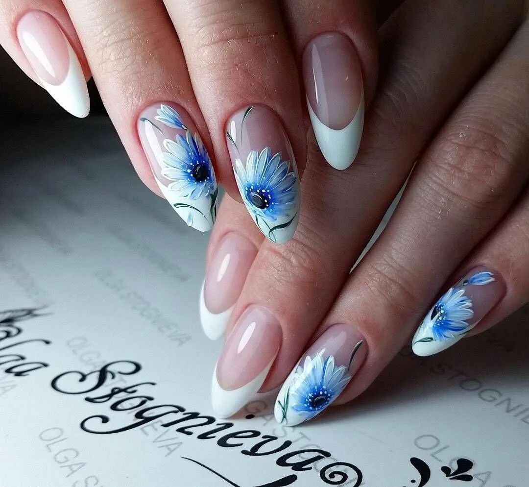 Дизайн ногтей с рисунком овальных ногтях. Голубой френч. Голубой френч на ногтях. Маникюр голубой с цветами.