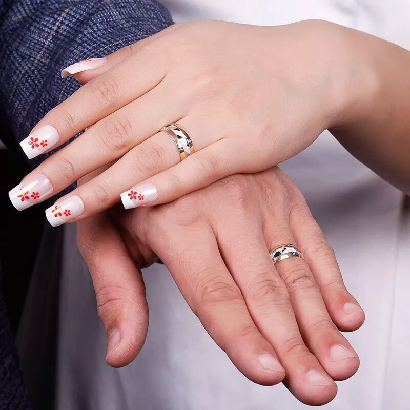 Обручальные кольца классические широкие на руке. Помолвочное кольцо из золота 585. Помолвочное кольцо золото 585. Кольцо с бриллиантом на пальце. Помолвочное кольцо на руке.