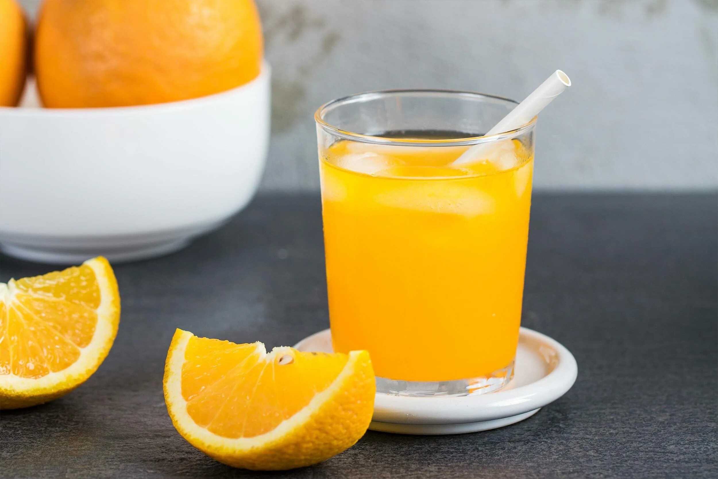 Апельсиновый сок. Свежевыжатый апельсиновый сок. Стакан апельсинового сока. Завтрак с апельсиновым соком.