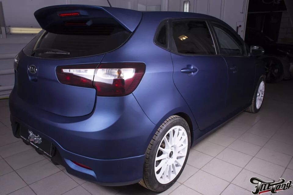 Киа хэтчбек тюнинг. Kia Rio 3 Hatchback Tuning. Kia Rio 3 хэтчбек обвес. Kia Rio 2012 Tuning Hatchback. Kia Rio 3 матовый.