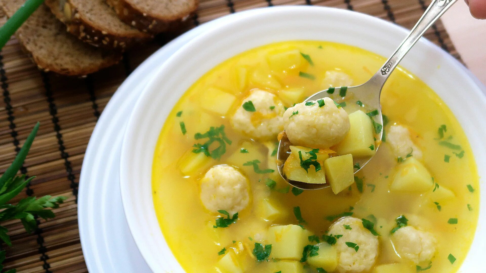 Суп с клецками со. Суп с сырными клецками. суп с галушками клецками. клецки суп с клецками. суп с галушками из манки.