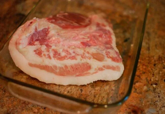 щековина свиная копчено-вареная. сырокопченые свиные щеки. щёчки свиные копчёные. засолить щечки. щеки горячего копчения свиные.