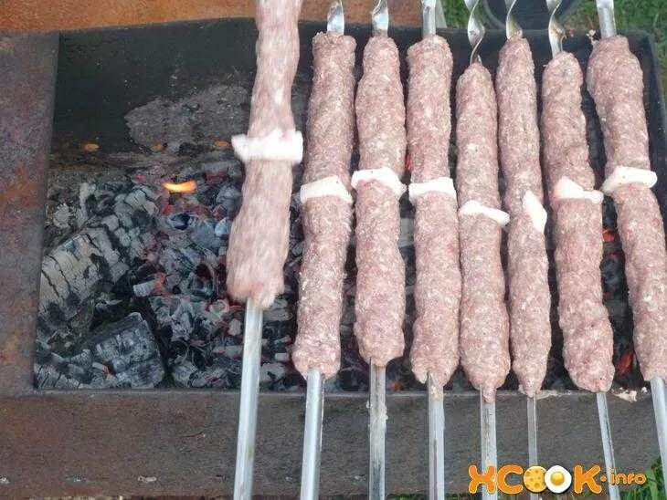 Люля-кебаб Mangal мангал люля. Люля кебаб на шампурах. Мясо на шампуре. Кебаб на шампуре.