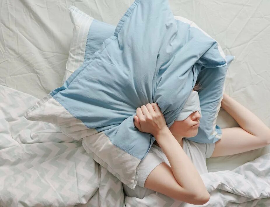 Спать головой в подушку. Здоровый сон. Девушка с подушкой на голове. Подушка на голову для сна. Женщина на подушке.