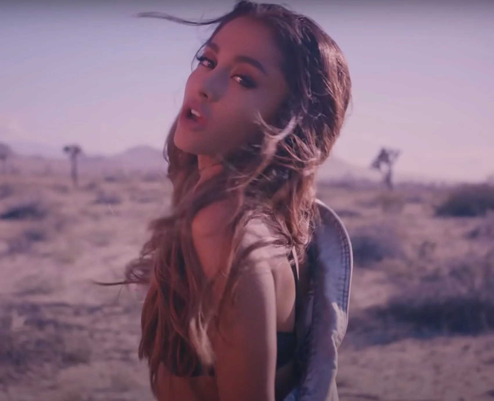 Ariana grande into you клип. Vevo девушка.