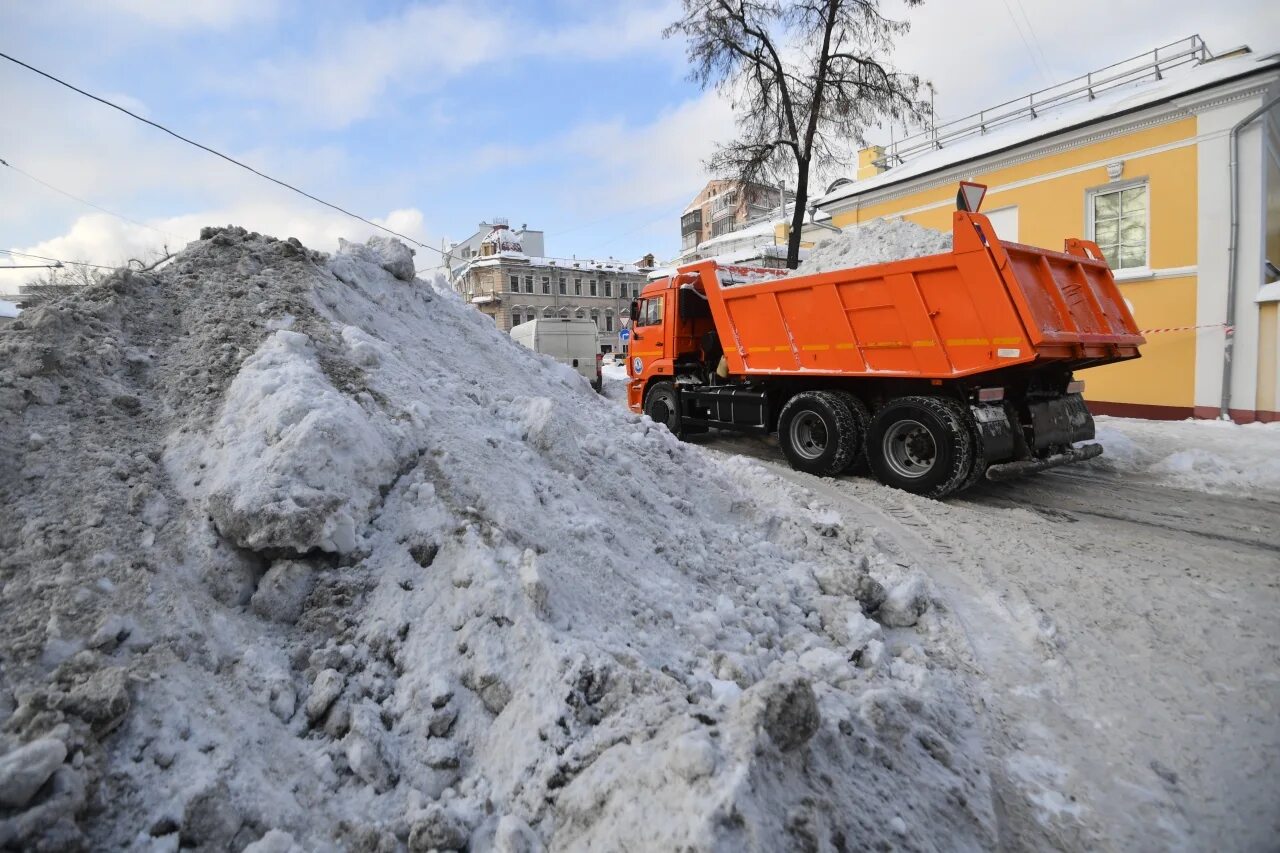 Уборка и вывоз снега. Вывоз снега с погрузкой. Снегоплавильная машина. Погрузка снега в КАМАЗ.