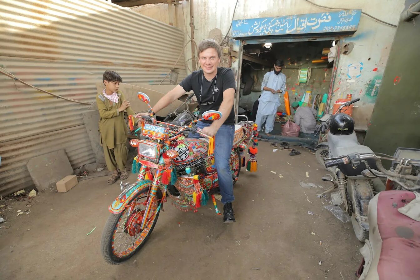 Комаров мир наизнанку пакистан. Комаров мир наизнанку пакистан. Комаров мир наизнанку пакистан. Мир наизнанку пакистан 2021. Мир наизнанку пакистан гонки.