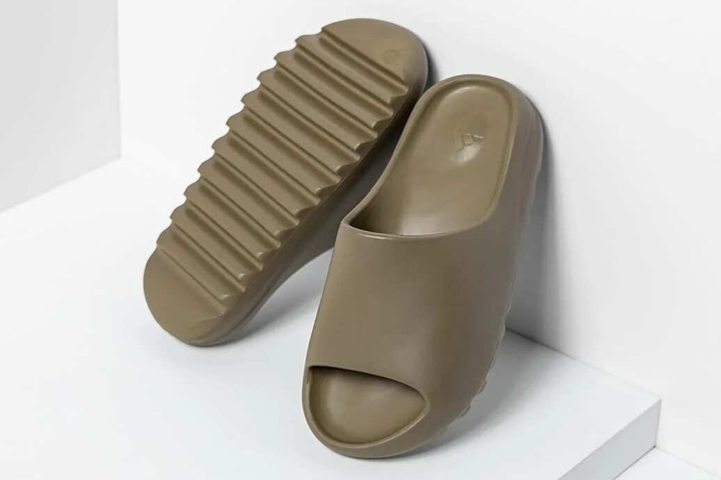 Адидас slide. Тапки adidas Yeezy Slide. Adidas Yeezy Slide. Сланцы adidas Yeezy Slide. Тапки адидас Yeezy Slide.