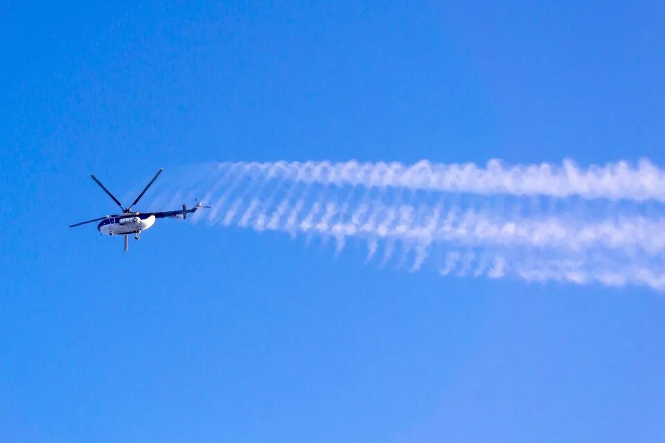 самолет оставляет след. инверсионный след от самолета. инверсионный след airbus a340. почему самолета остается белый. конденсационный след вертолета.