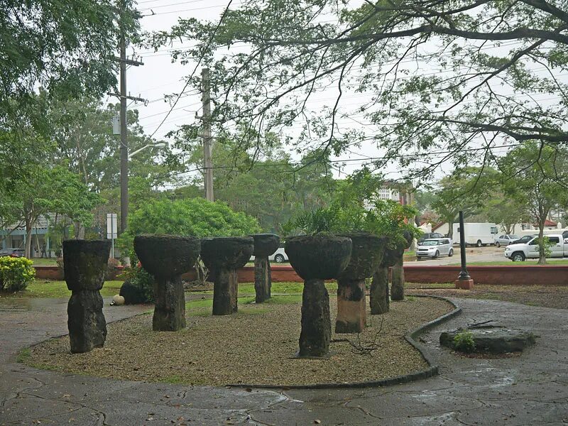 Марианские острова остров гуам. Камни латте. Гуам камни латте. Гуам камни латте. Парк камней «латтэ».