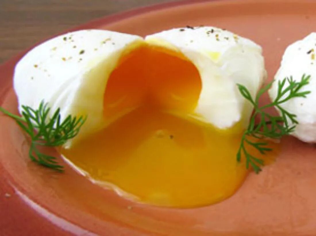 Яйцо в воде без скорлупы
