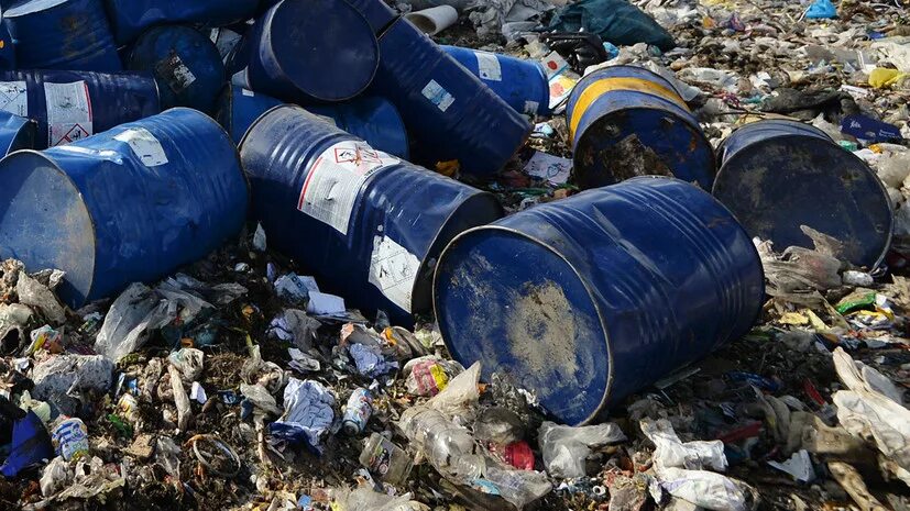 Опасные отходы. Промышленные токсичные отходы. Промышленный мусор. Опасные промасленные отходы.