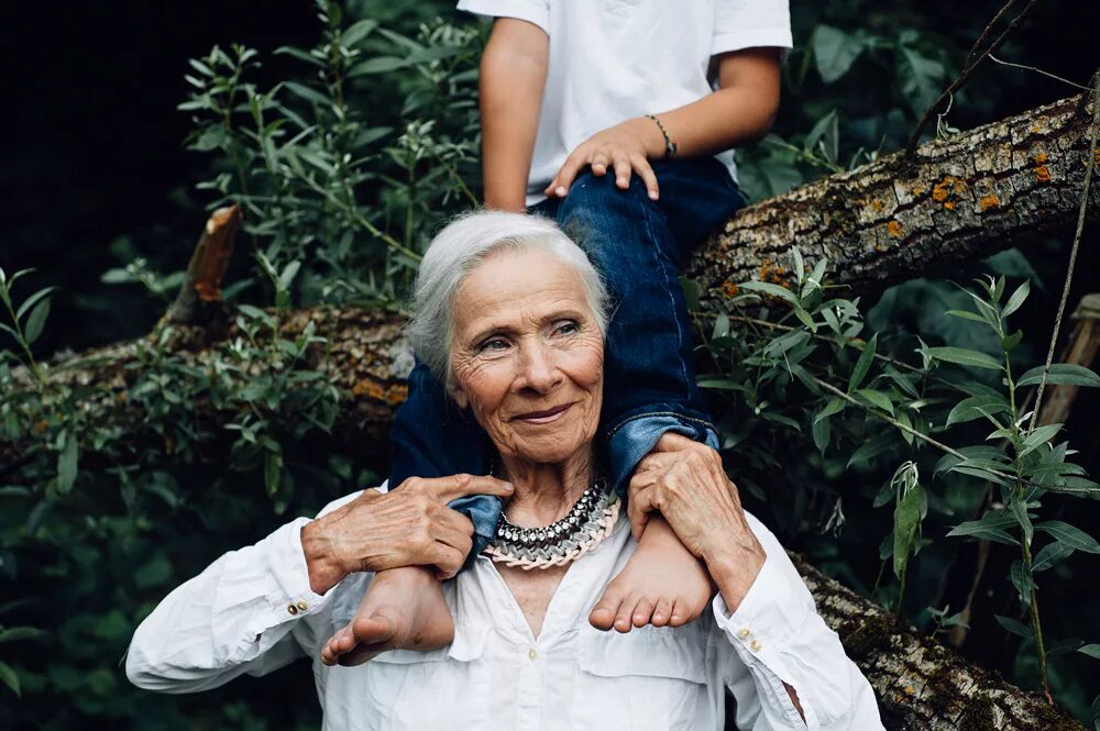 Молодые бабушки хотят. Молодая бабушка. Молодая и пожилая женщины. Молодые бабушки фото. Фотография молодой бабушки.