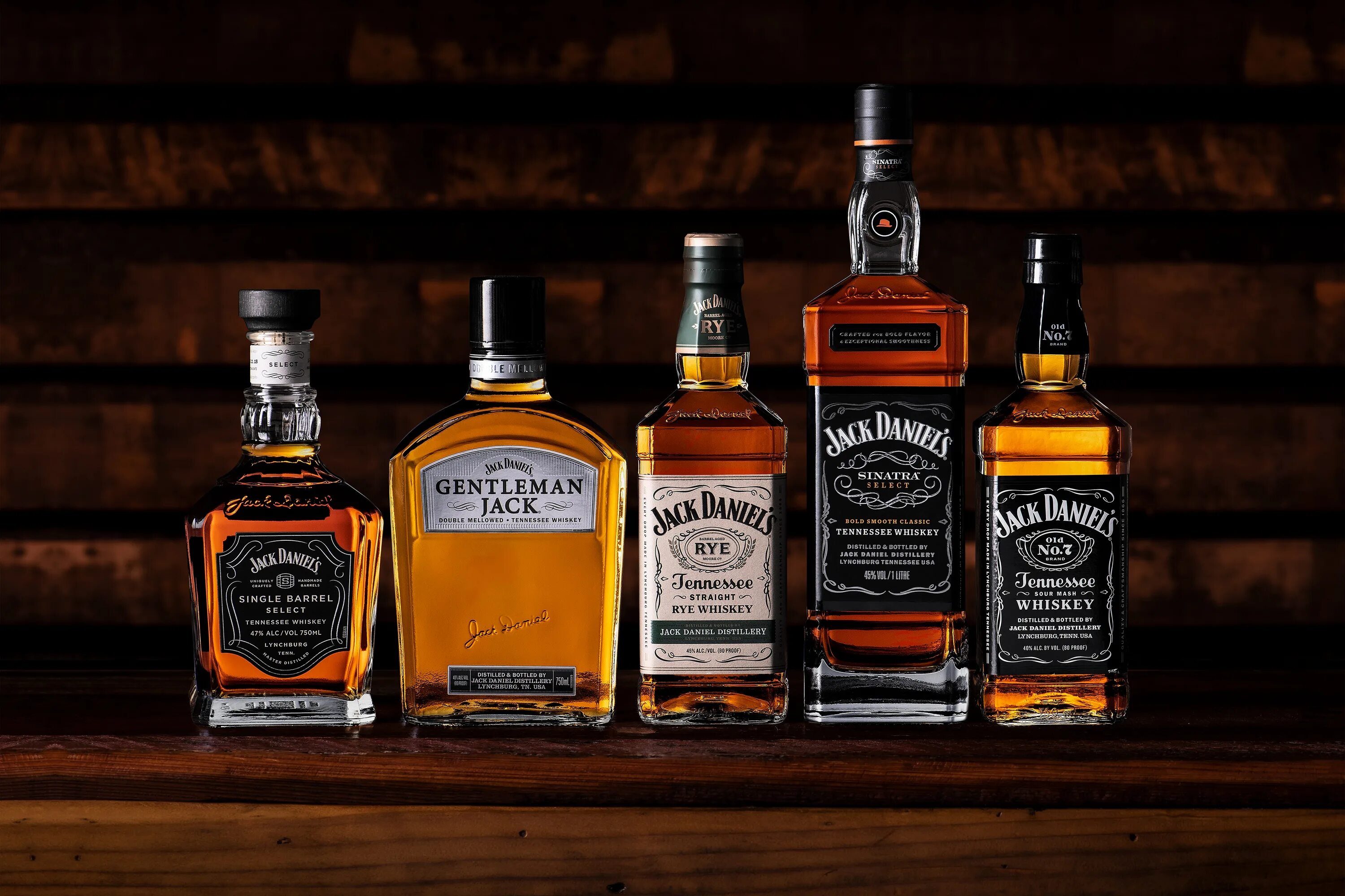 Джек дэниэлс это. Американские виски Джек Дэниэлс. Виски Джек Дэниэлс Теннесси. Джек Дэниел'с Теннесси виски. Виски Джек Дэниэлс Блэк.