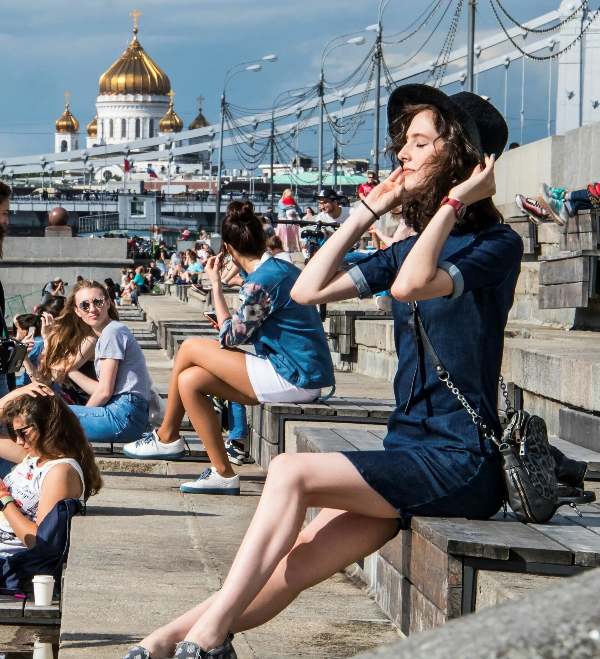 Фотосессия девушки на набережной. Люди в Москве летом. Люди в городе. Фотосессия на набережной летом.