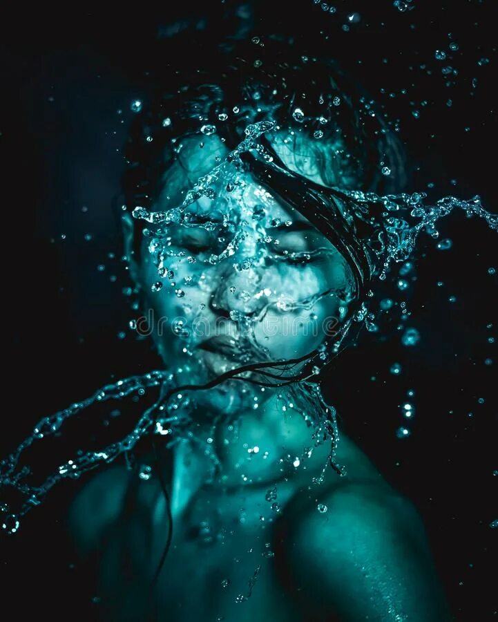 Капля воды на голову. Девушка капли воды. Девушка под струей воды. Девушка с каплями. Девушка в каплях воды.