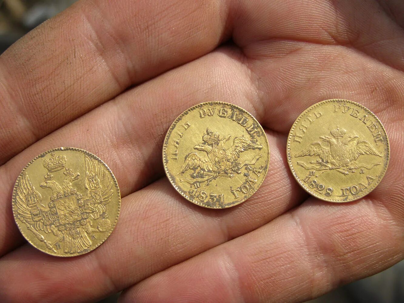 Золотые монеты Российской империи клад. Монета Золотая. Находки золотых монет. Современные золотые монеты. Золото второй мировой