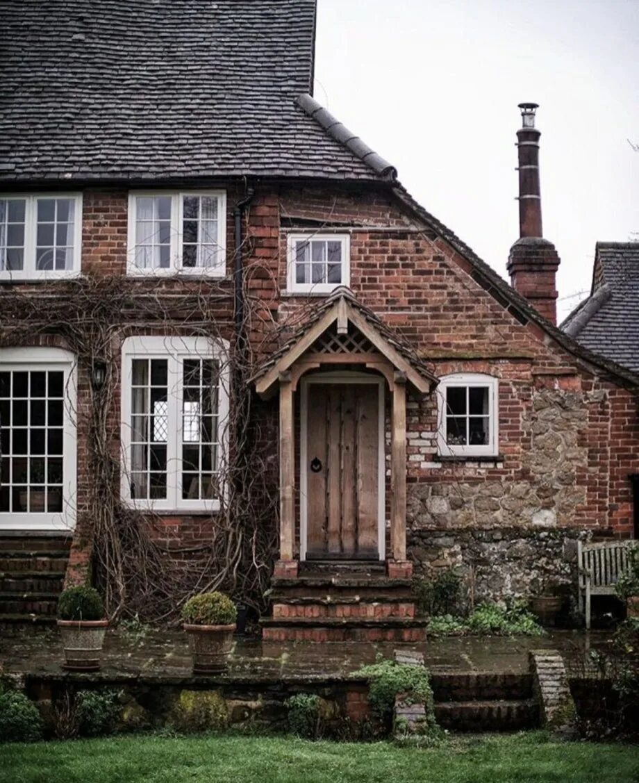 Старый дом фото. Деревня Плакли Англия. Англия Gothic Cottage. Английский домик. Старый дом.
