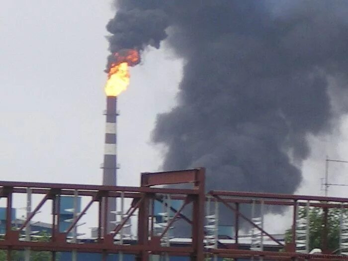 горение сажи в дымоходе. огонь из трубы на нефтеперерабатывающем заводе. горение сажи в дымоходе. из трубы идет огонь. огонь из дымохода.