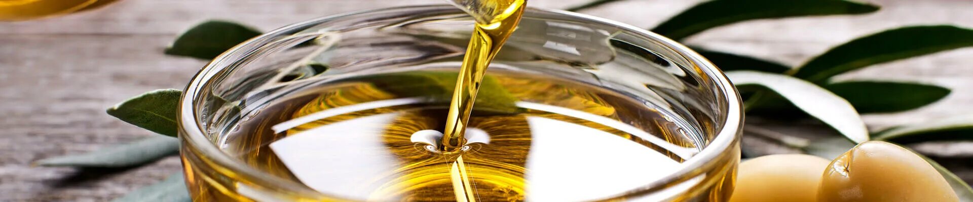 Оливки и оливковое масло. Масло divo olive pomace oil. Масло зеленого чая. Оливковое масло pomace olive oil, 1 л. Оливковое масло фото.