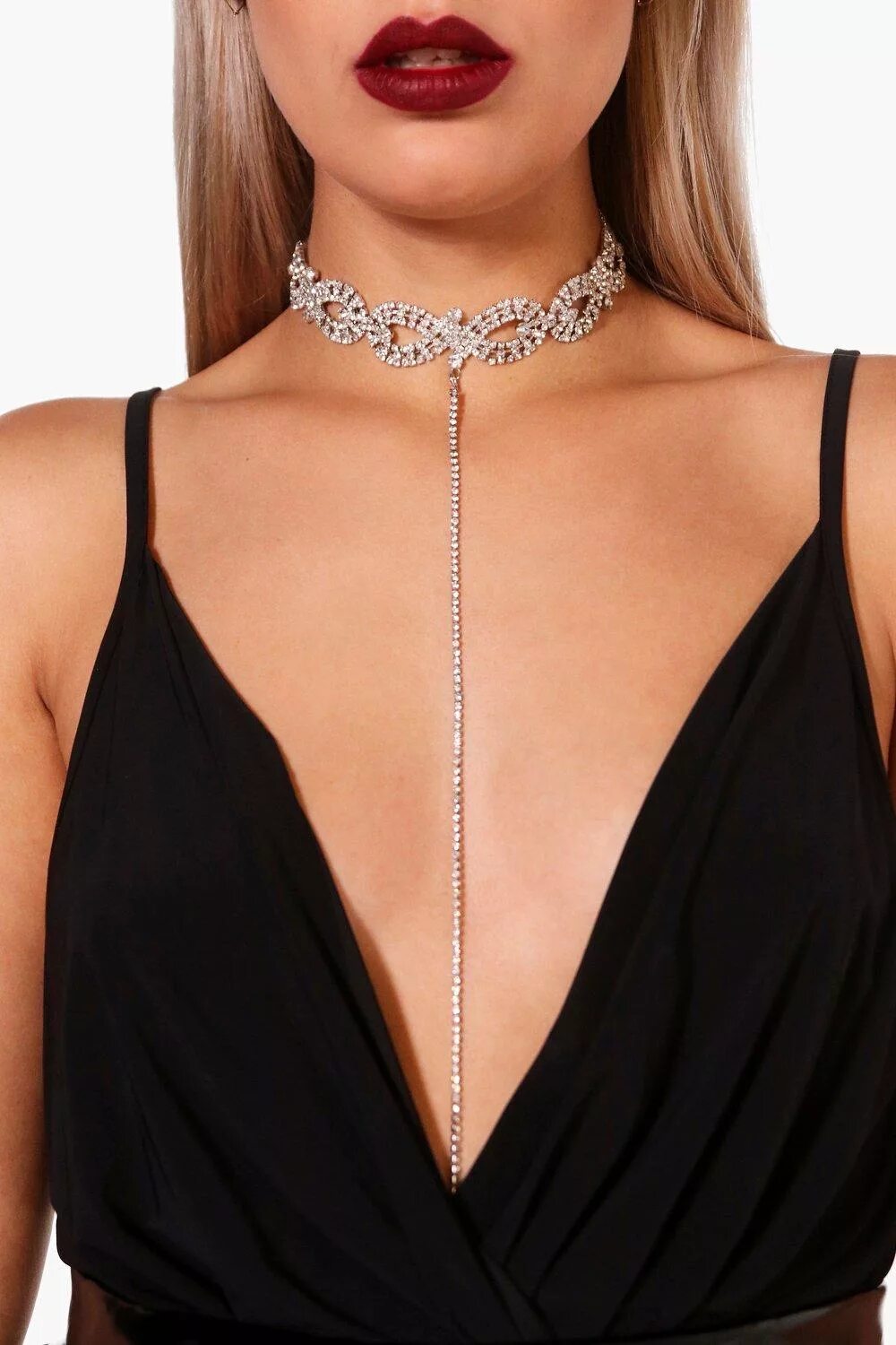 Украшения под платье с v-образным вырезом. Бижутерия для декольте. Украшения для v образного выреза. Украшения для декольте. Украшения для глубокого декольте.