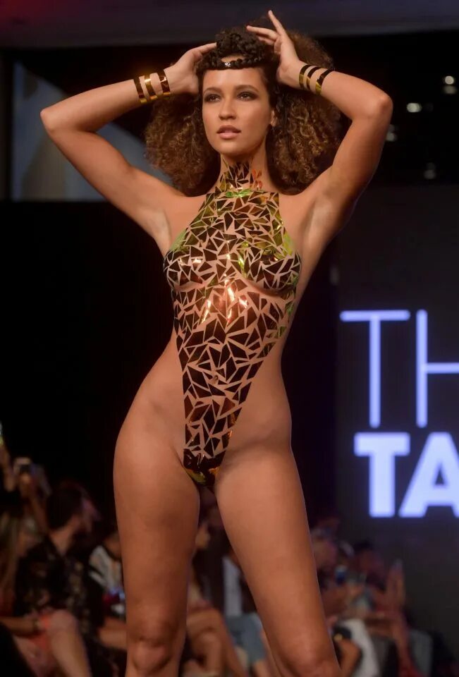 Miami swim week black tape project. Купальники из клейкой ленты на miami swim week 2019. модели black tape project&quot; 2025. the black tape project (miami swim week 2019). модели black tape project 2019.