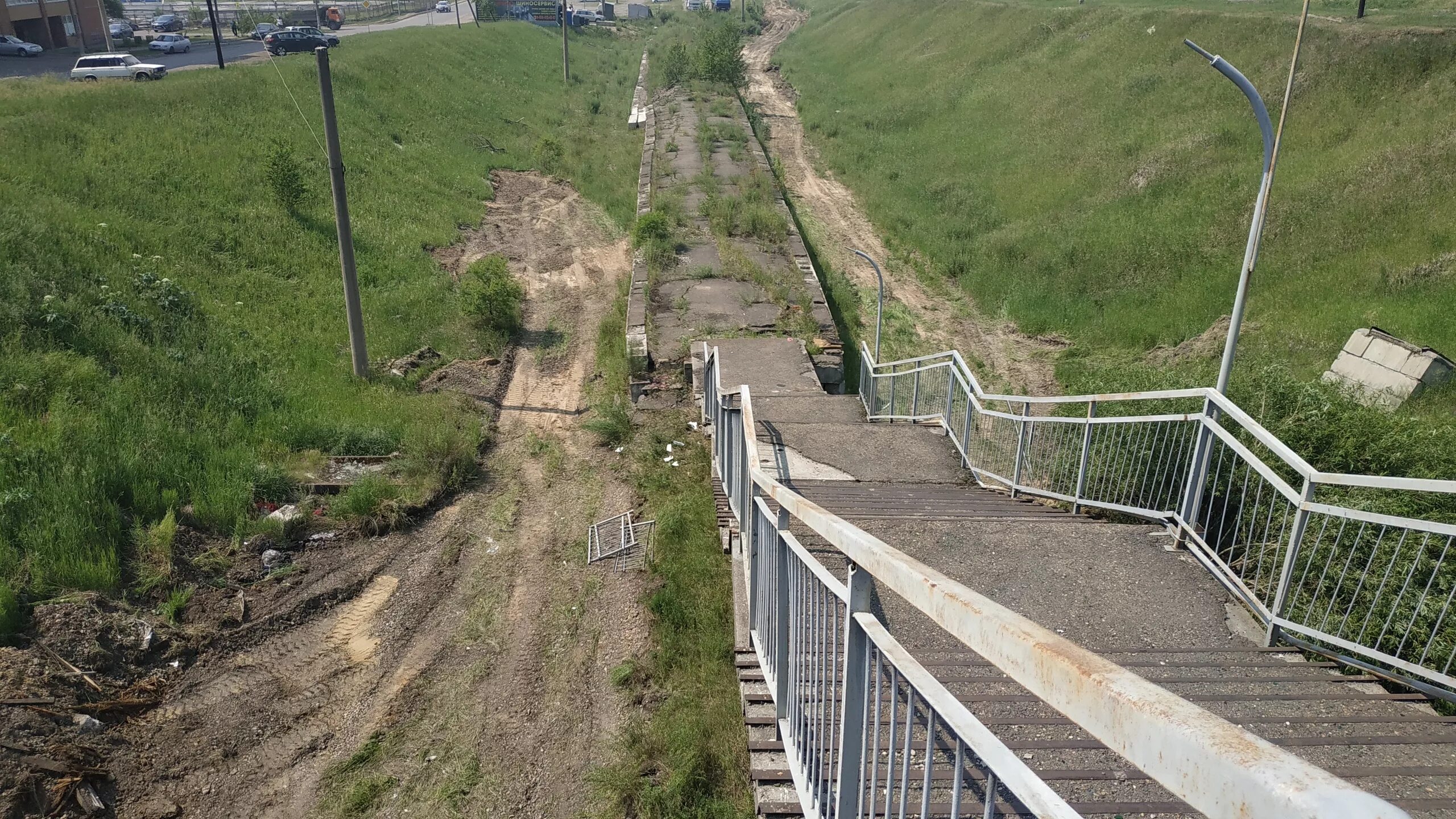 Переход через овраг. Мост через овраг в академгородке. Переход через овраг. Пешеходный мост через овраг. Мост лестница в овраге.