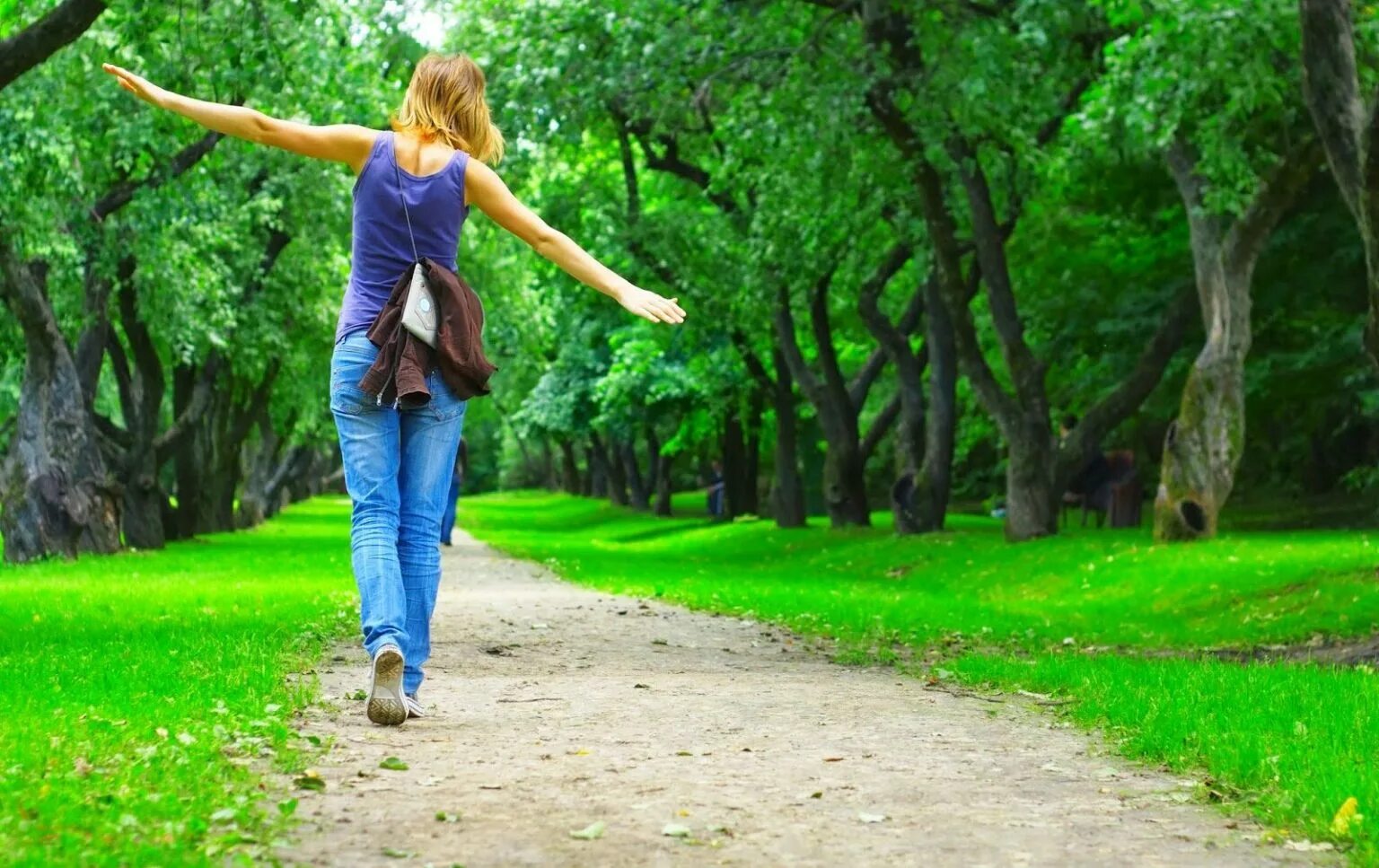 Stepping people. Прогулки на свежем воздухе. Гулять в парке. Люди гуляют в парке. Прогулка на природе.