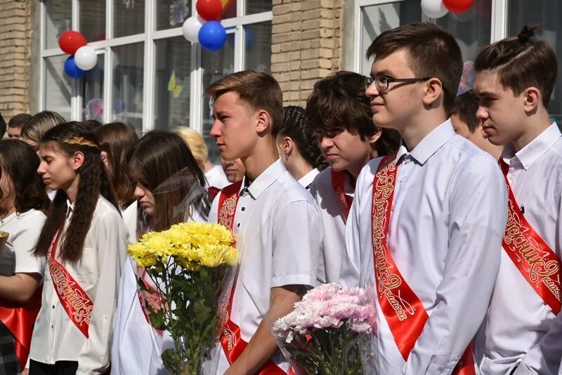 Последний звонок образование. Школа 17 Новочеркасск. Школа 8 Новочеркасск. Школа 11 Новочеркасск. Школа 9 Новочеркасск.