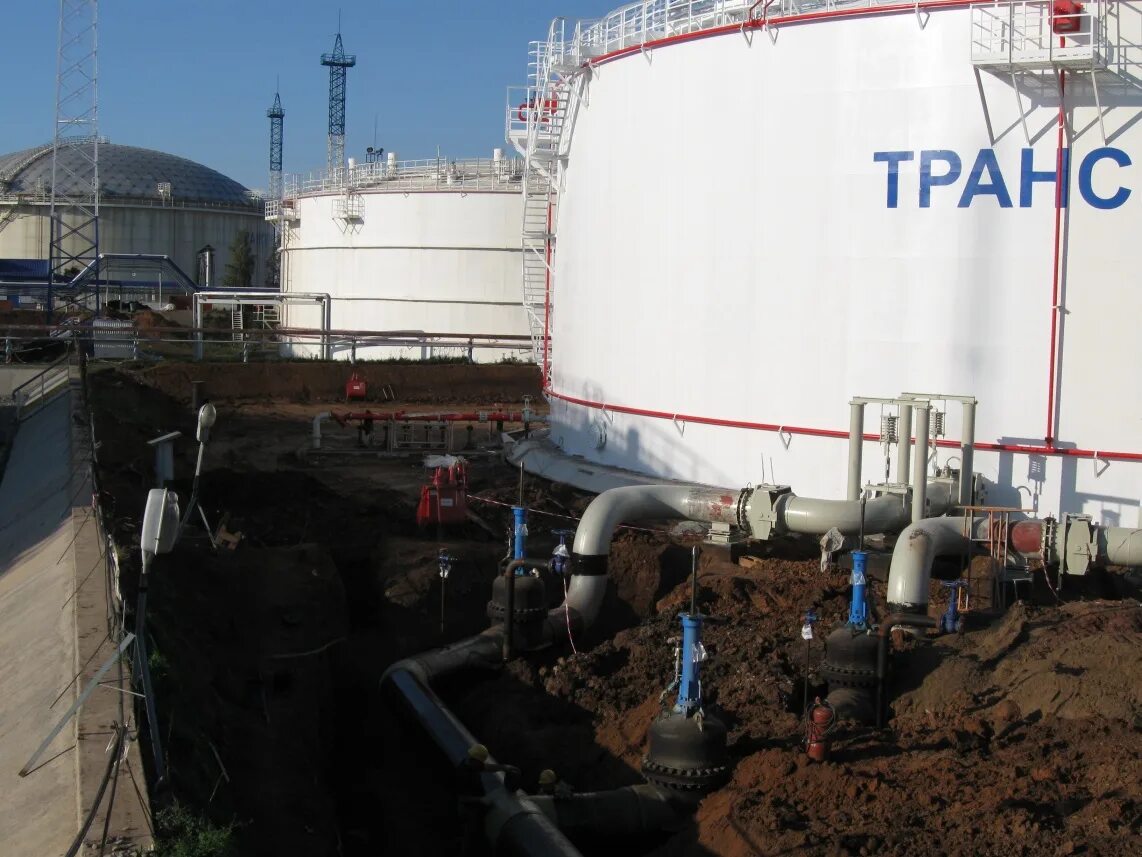 Внутренний резервуар. Обвалование резервуаров нефтепродуктов. обваловка рвс. обвалование парка резервуаров. обваловка резервуаров для воды.