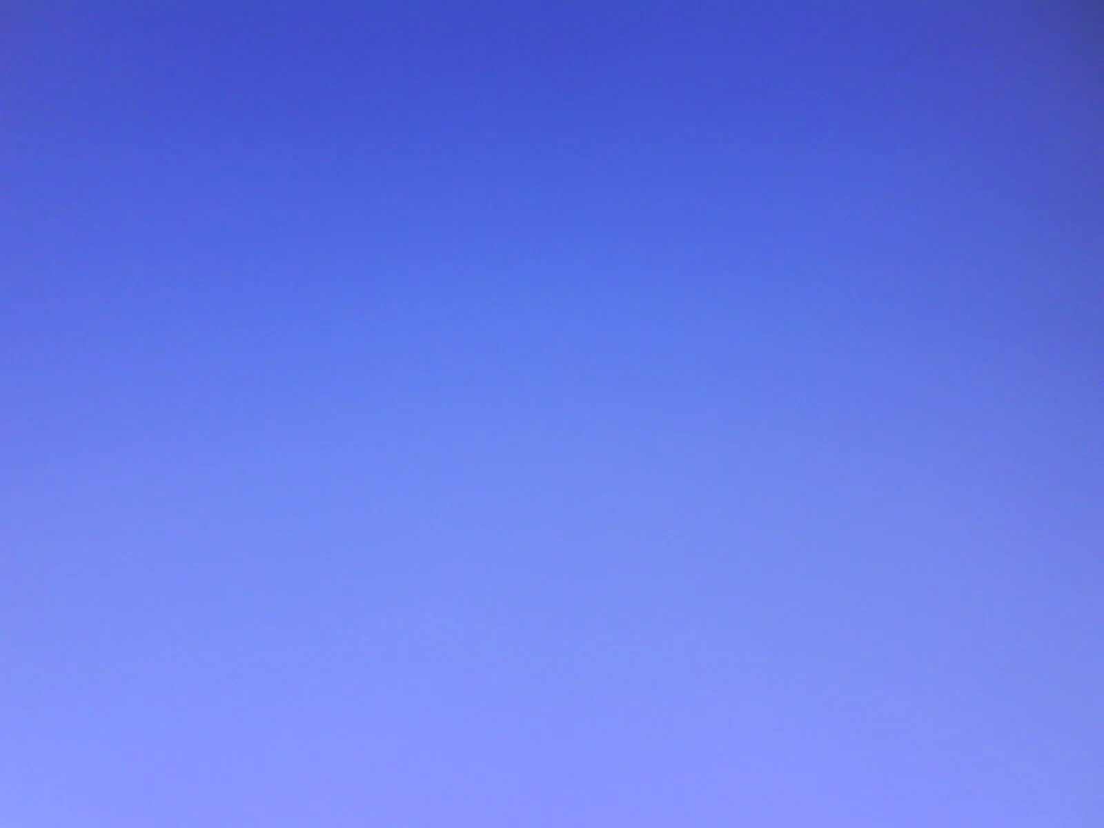В оконной раме голубеет квадратик чистого неба. Безоблачное небо. Чистое голубое небо. Голубое безоблачное небо. Чистое небо.