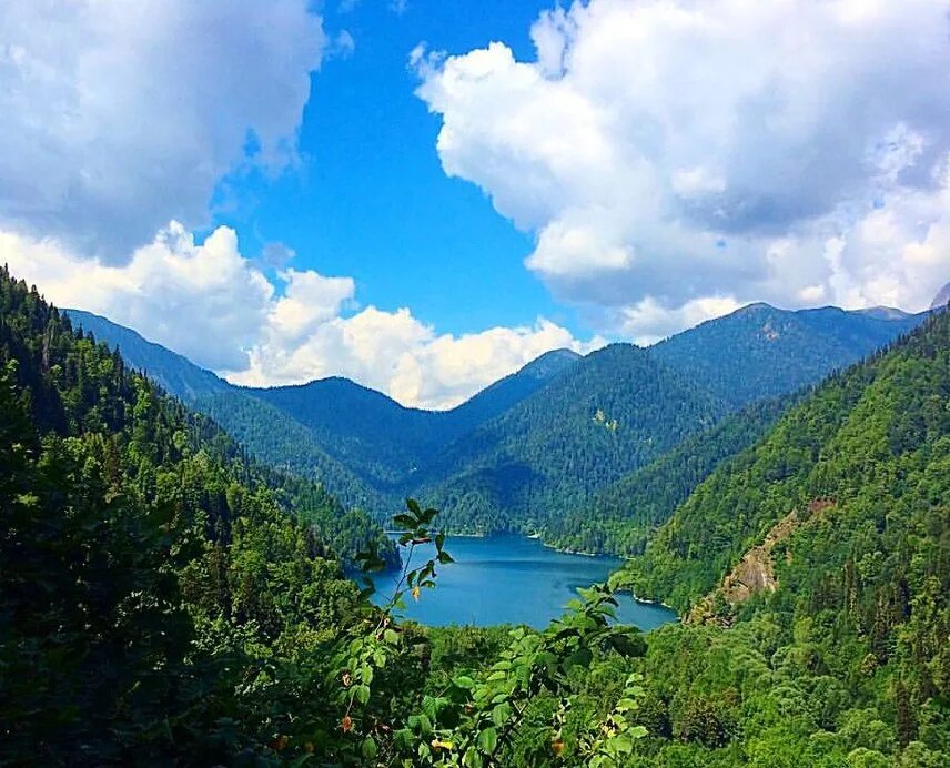 Времена года абхазия. Апсны Абхазия Рица. Голубое озеро Абхазия. Абхазия ПМЖ. Протяженность Абхазии.