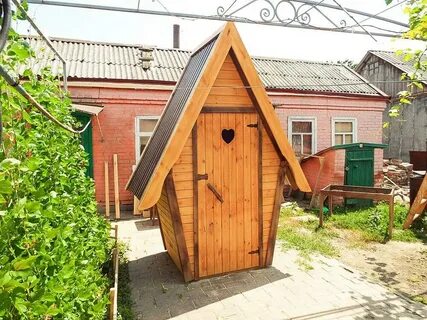 Уличный туалет из дерева