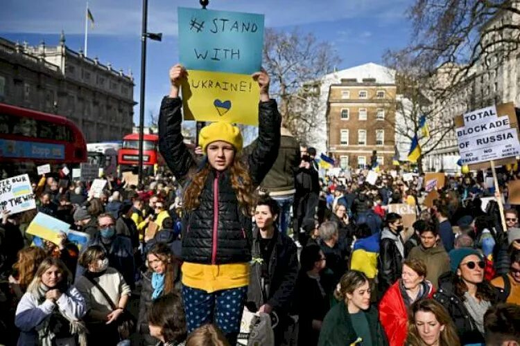 политические демонстрации. лондон протесты украина. сожженная российская техника на украине. питер против войны с украиной. дети военнослужащих.