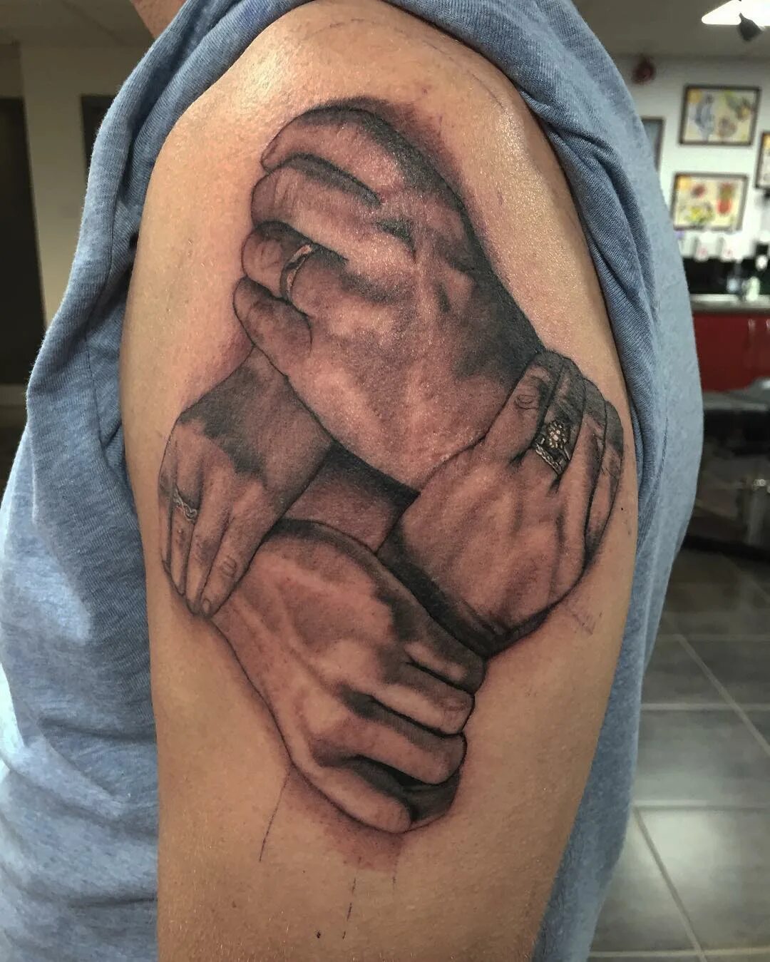 тату семейная тематика. татуировки на запястье. тату семьи на руке мужские. семейное тату. тату на предплечье семейные.