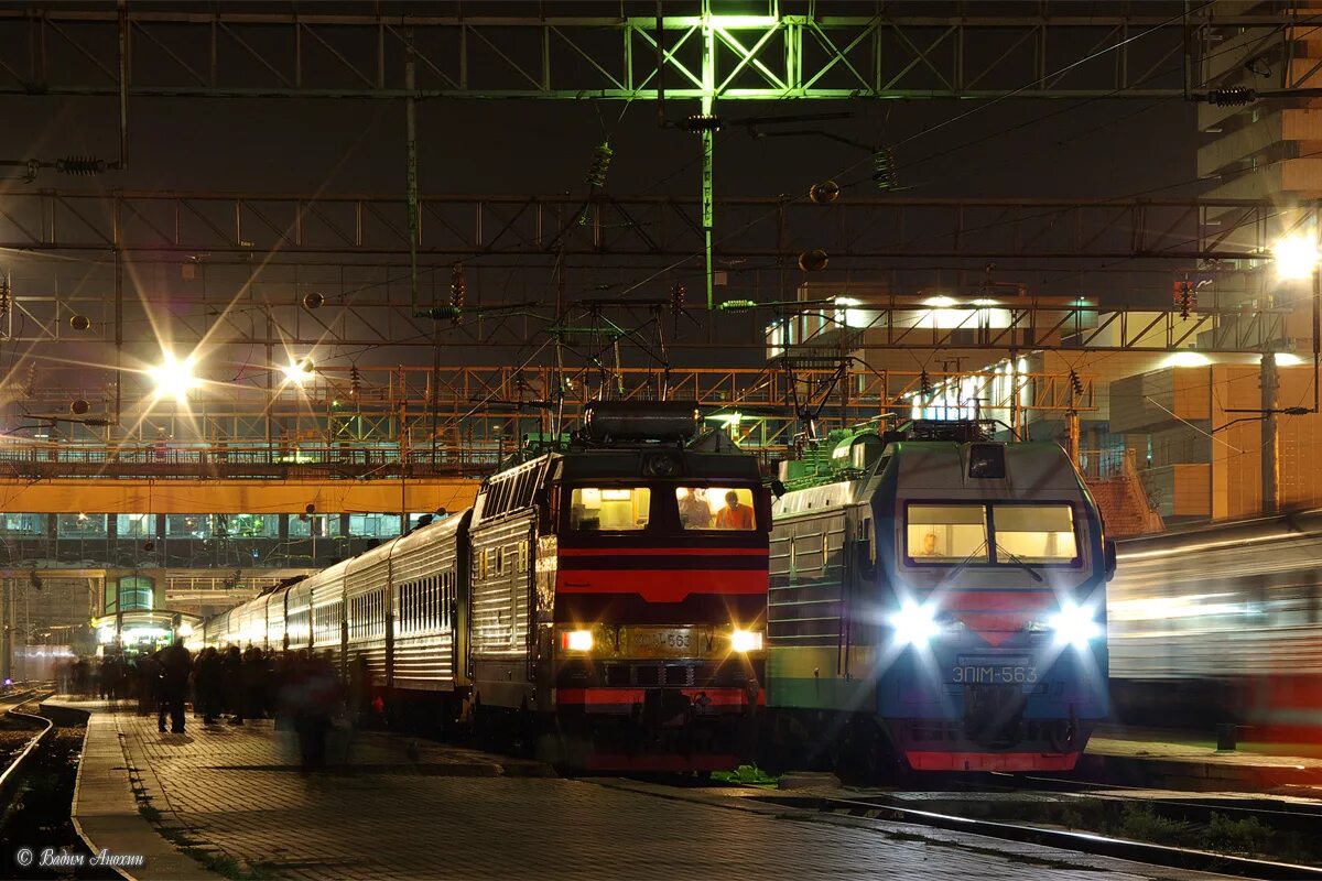 Расписание поездов табло. Маршрут поезда 141 екатеринбург-симферополь. Эп1м на вокзале ростов-главный. Расписание поездов. Вокзал ростов на дону эп1м.